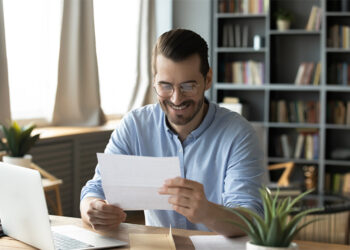 apuestas-bonos-22bet-persona-contenta-frente-al-computador