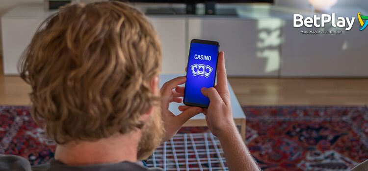persona-apostando-casino-en-vivo-desde-su-celular