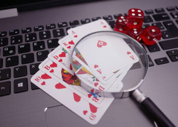 cartas de poker sobre computadora