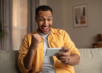 hombre disfrutando mejores bonos