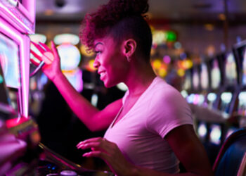 mujer jugando en tragaperras