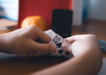 cartas-de-blackjack-en-mano