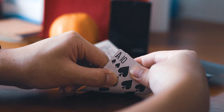 cartas-de-blackjack-en-mano