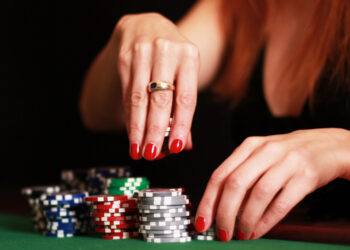 Frau spielt Poker